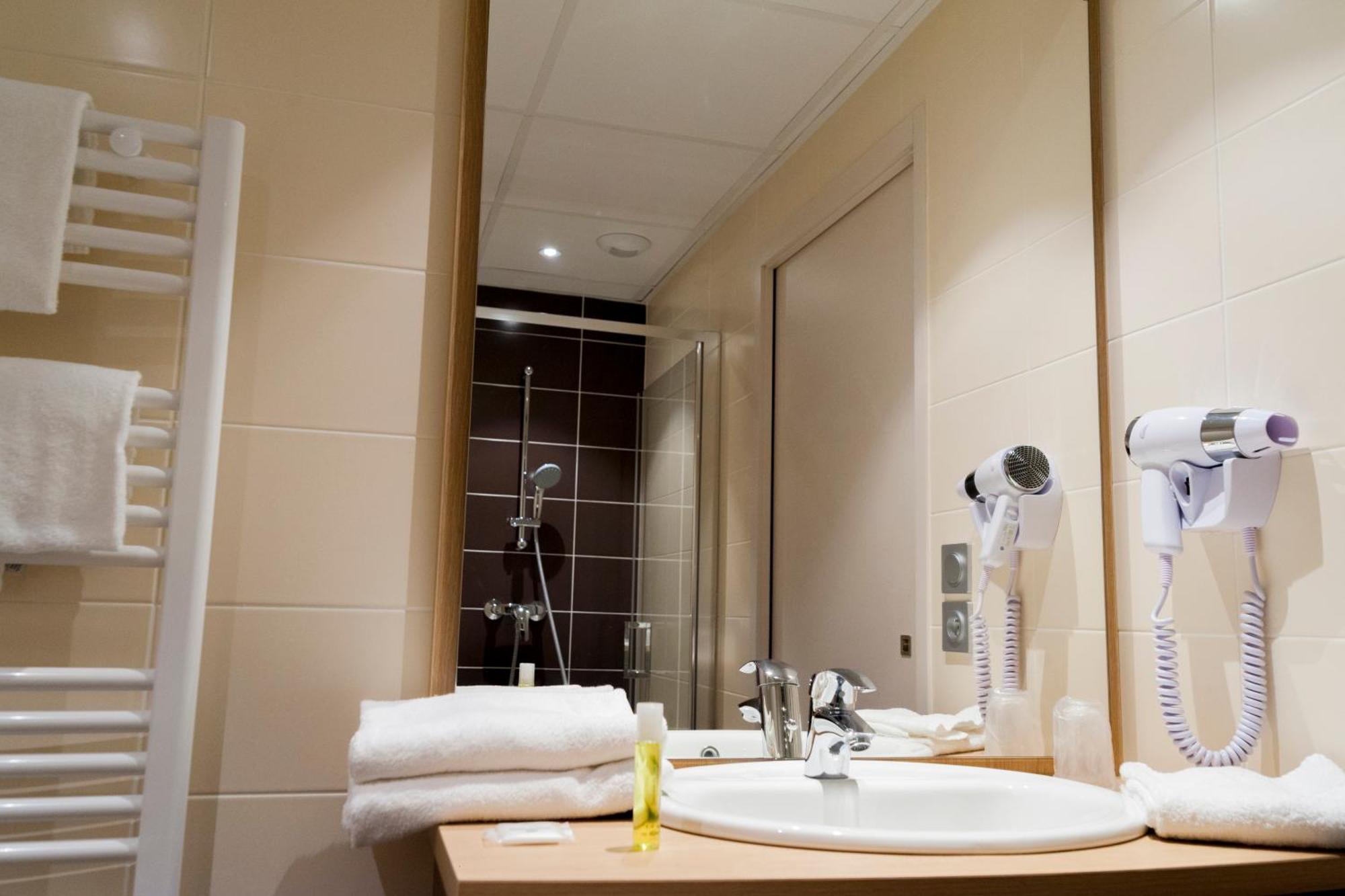 Brit Hotel Macon Centre Gare Экстерьер фото