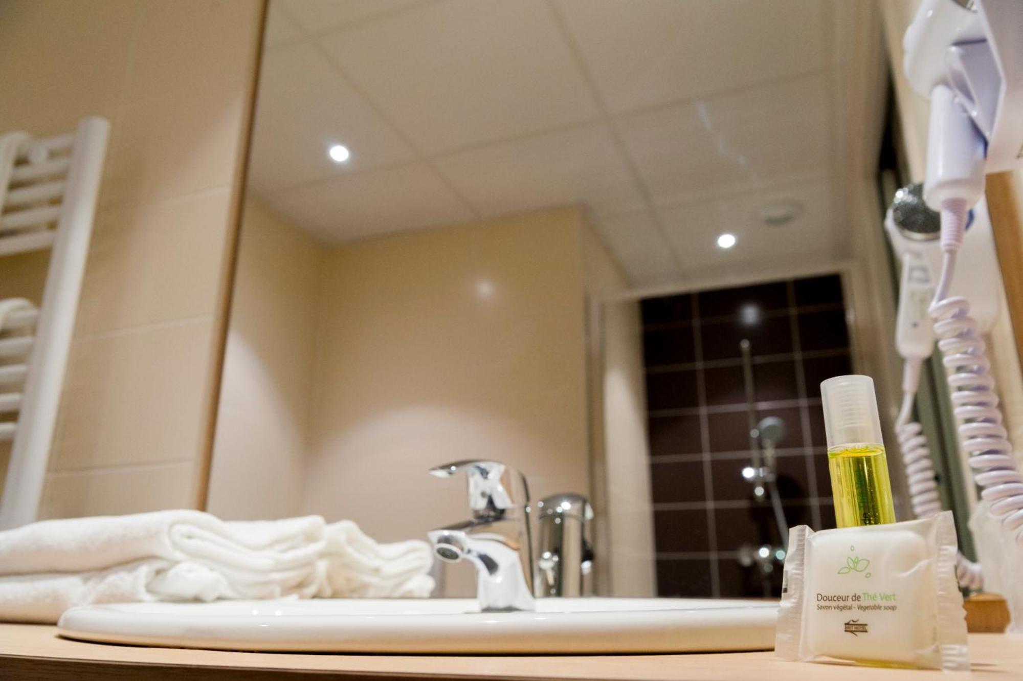 Brit Hotel Macon Centre Gare Экстерьер фото