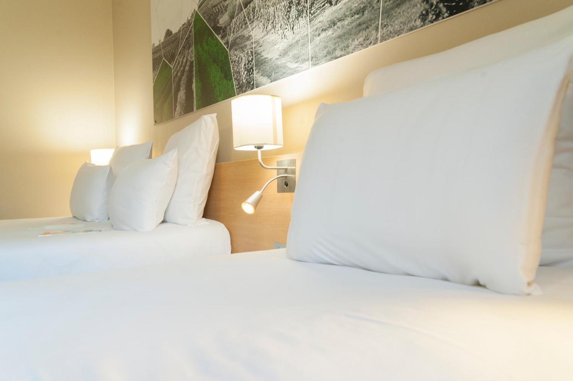 Brit Hotel Macon Centre Gare Экстерьер фото