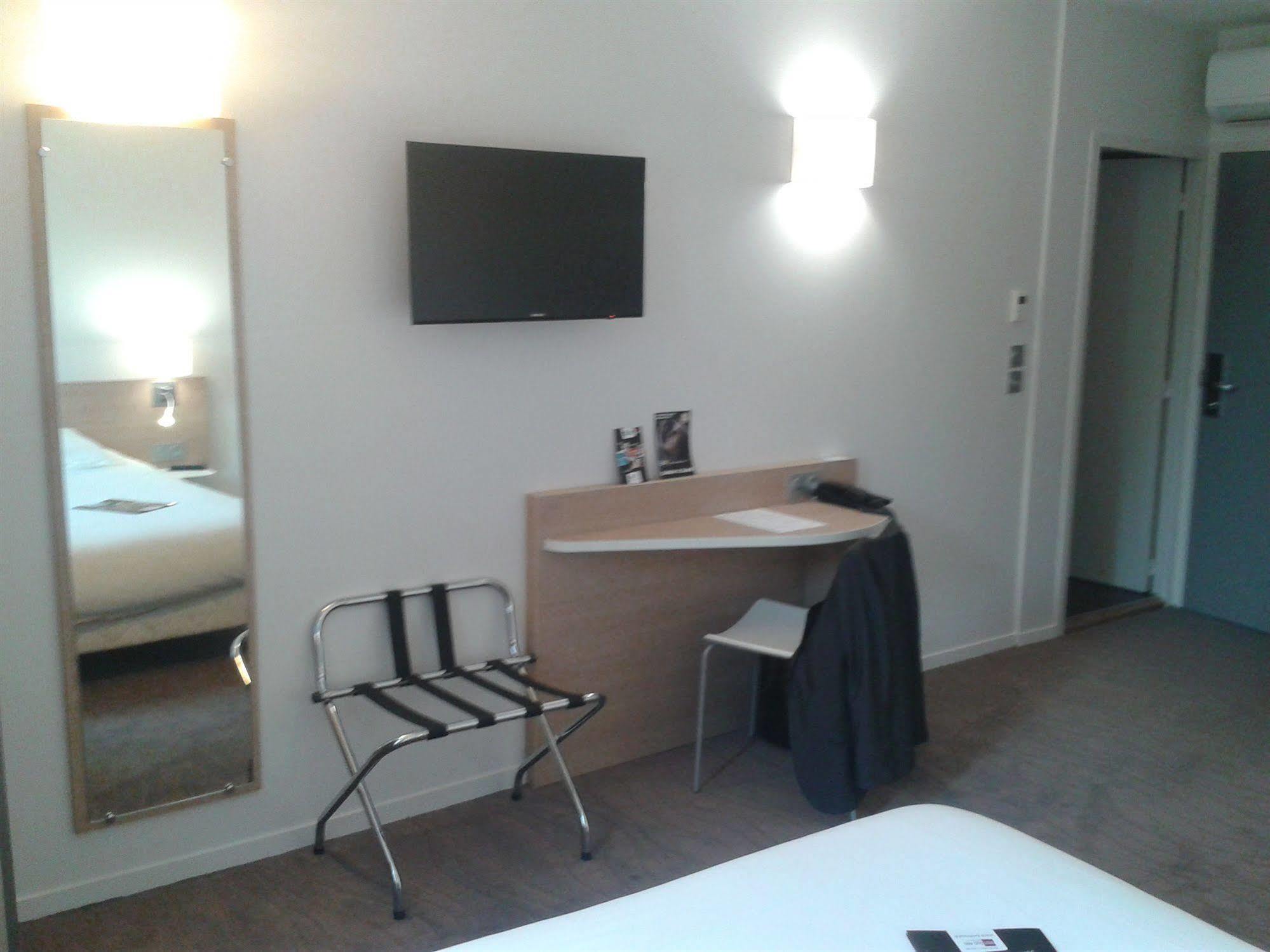 Brit Hotel Macon Centre Gare Экстерьер фото
